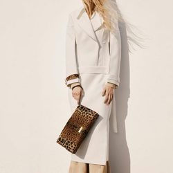 Conjunto total white y bolso de mano en print animal de la colección Pre-Fall 2016 de Calvin Klein
