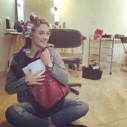 Marta Hazas con bolso saco granate de Paula Franco