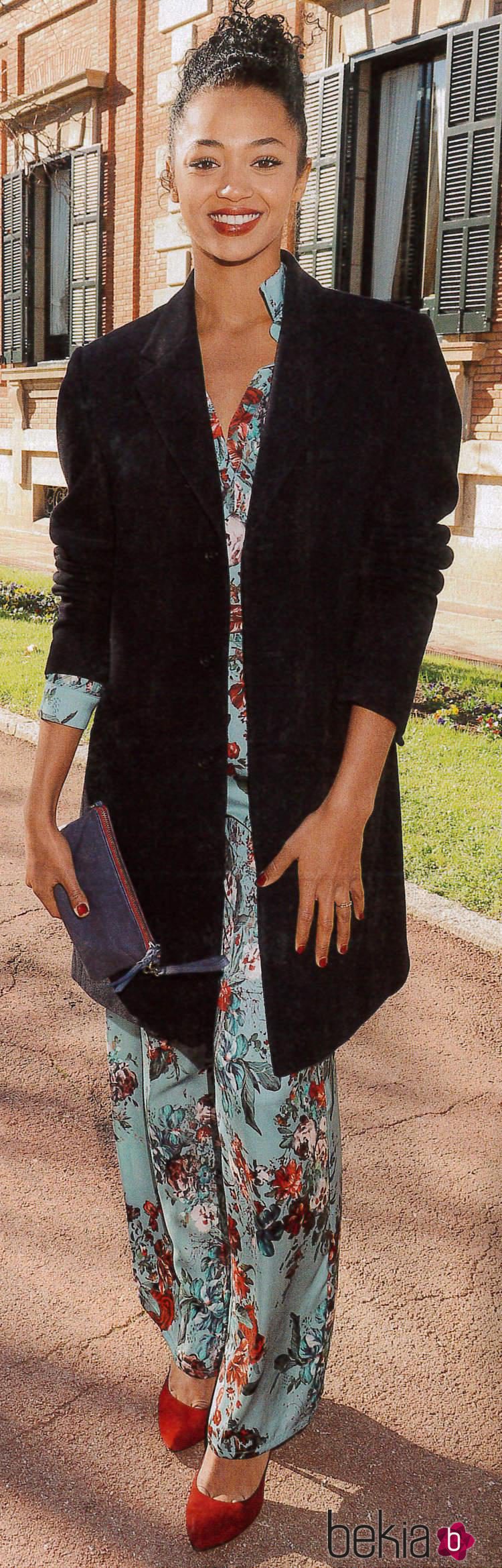 Berta Vázquez con bolso de mano azul de Paula Franco