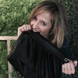 Marta Larralde con bolso de flecos negro de Paula Franco