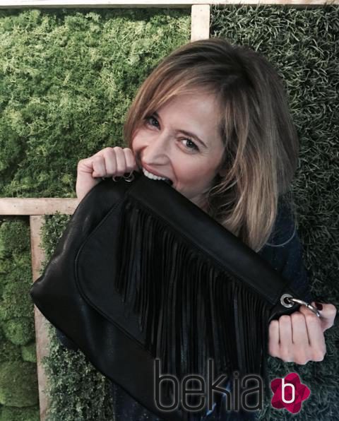Marta Larralde con bolso de flecos negro de Paula Franco