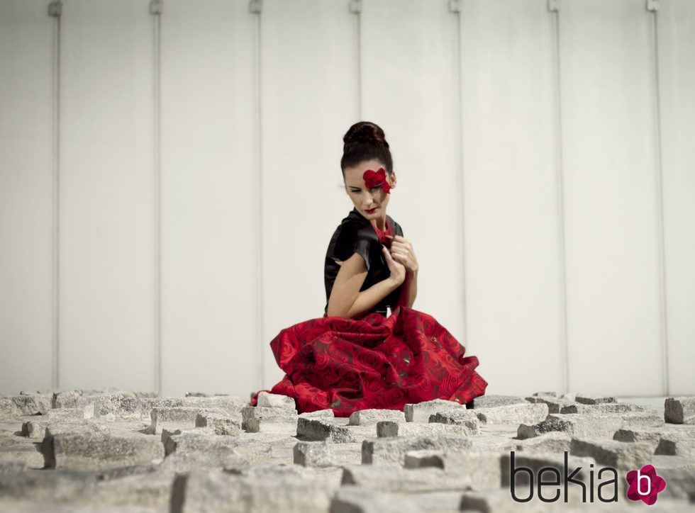 Vestido con cintura marcada con estampado de rosas rojas de Natalia de Lara