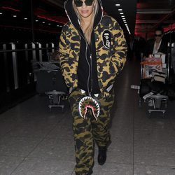 Rita Ora apuesta por un estilismo deportivo de camuflaje