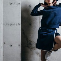 Falda estilo tenis y jersey azul de la colaboración 'NikeLab x Sacai' para 2016