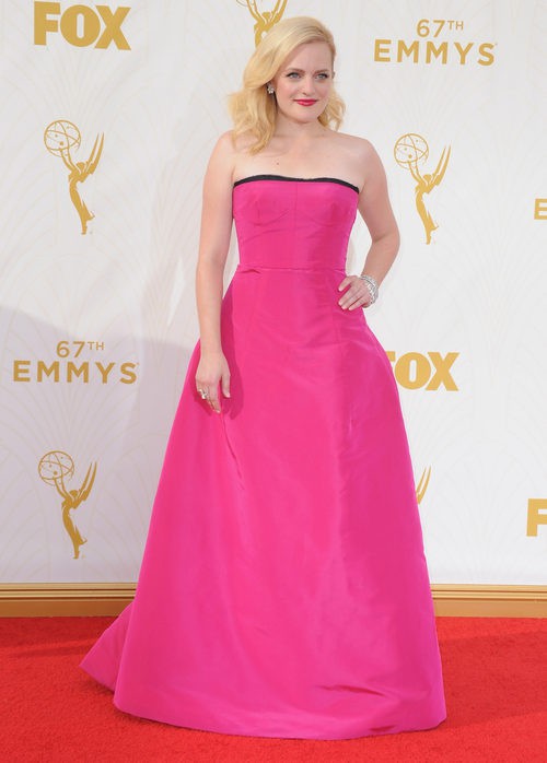 Elisabeth Moss con vestido de corte princesa en rosa chillón