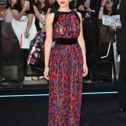 Scarlett Johansson con vestido largo ceñido a la cintura y colores vibrantes
