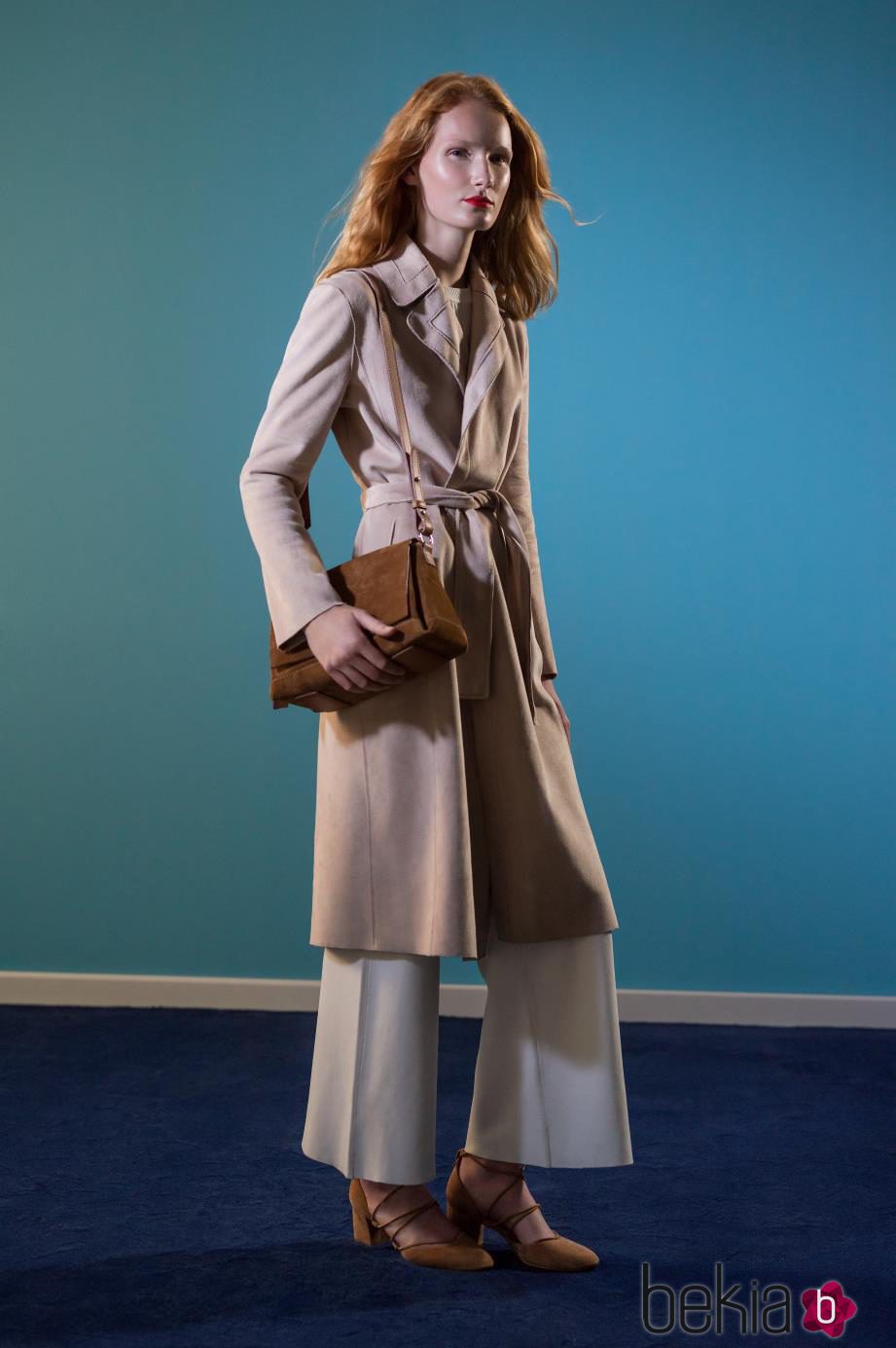 Maxi abrigo arena y bolso marrón de ante de la colección 'Espejismo de verano' de Adolfo Dominguez
