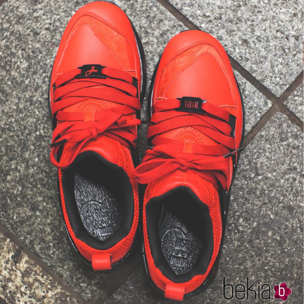 Detalle zapatillas y negras 'New York is lovers' de la nueva colaboración de - Foto en Bekia Moda