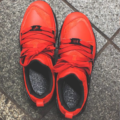 Detalle lazo zapatillas rojas y negras 'New York is for lovers' de la nueva colaboración de PUMA