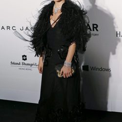 Kate Moss con vestido largo negro y plumas