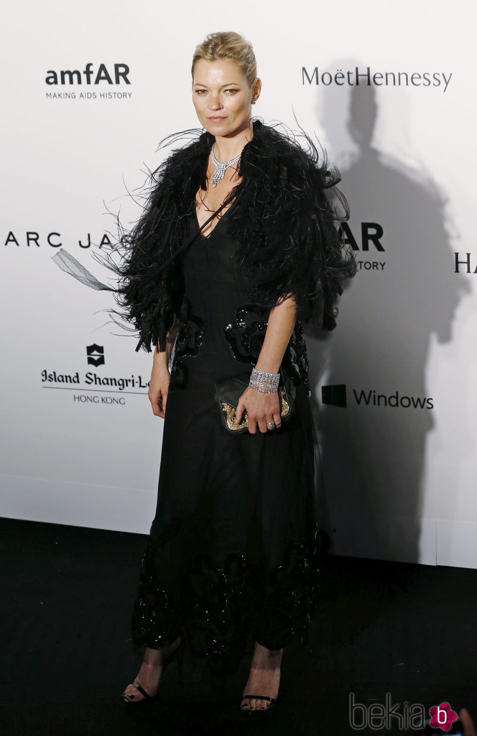Kate Moss con vestido largo negro y plumas - Foto en Bekia Moda