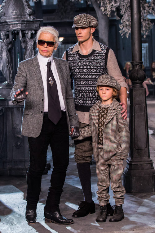 Karl Lagerfeld con modelo con chaleco de jacquar de Chanel