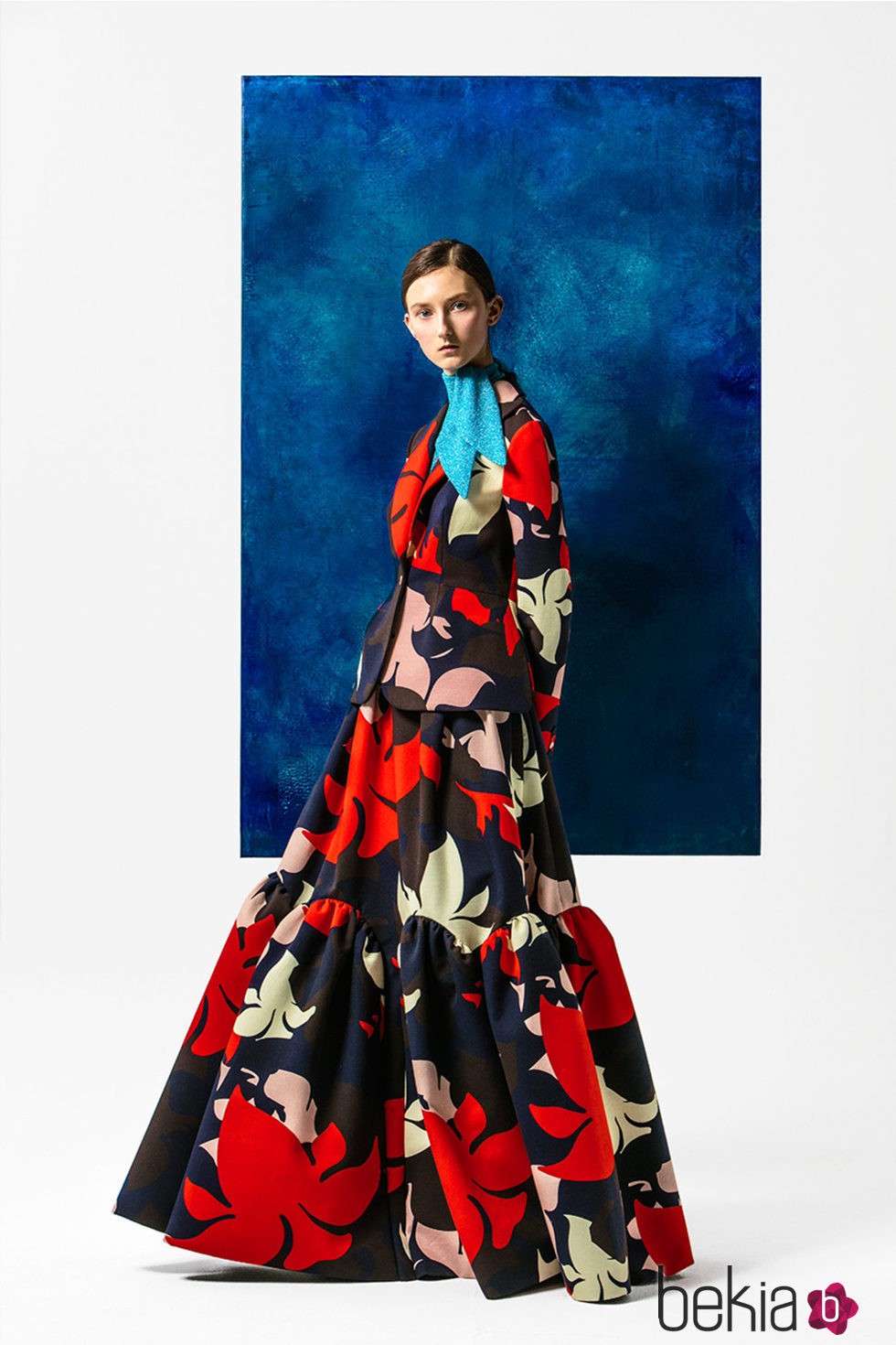 Vestido largo de corte flamenco con estampado floral asimétrico para la temporada Pre-Fall 2016 de Del Pozo