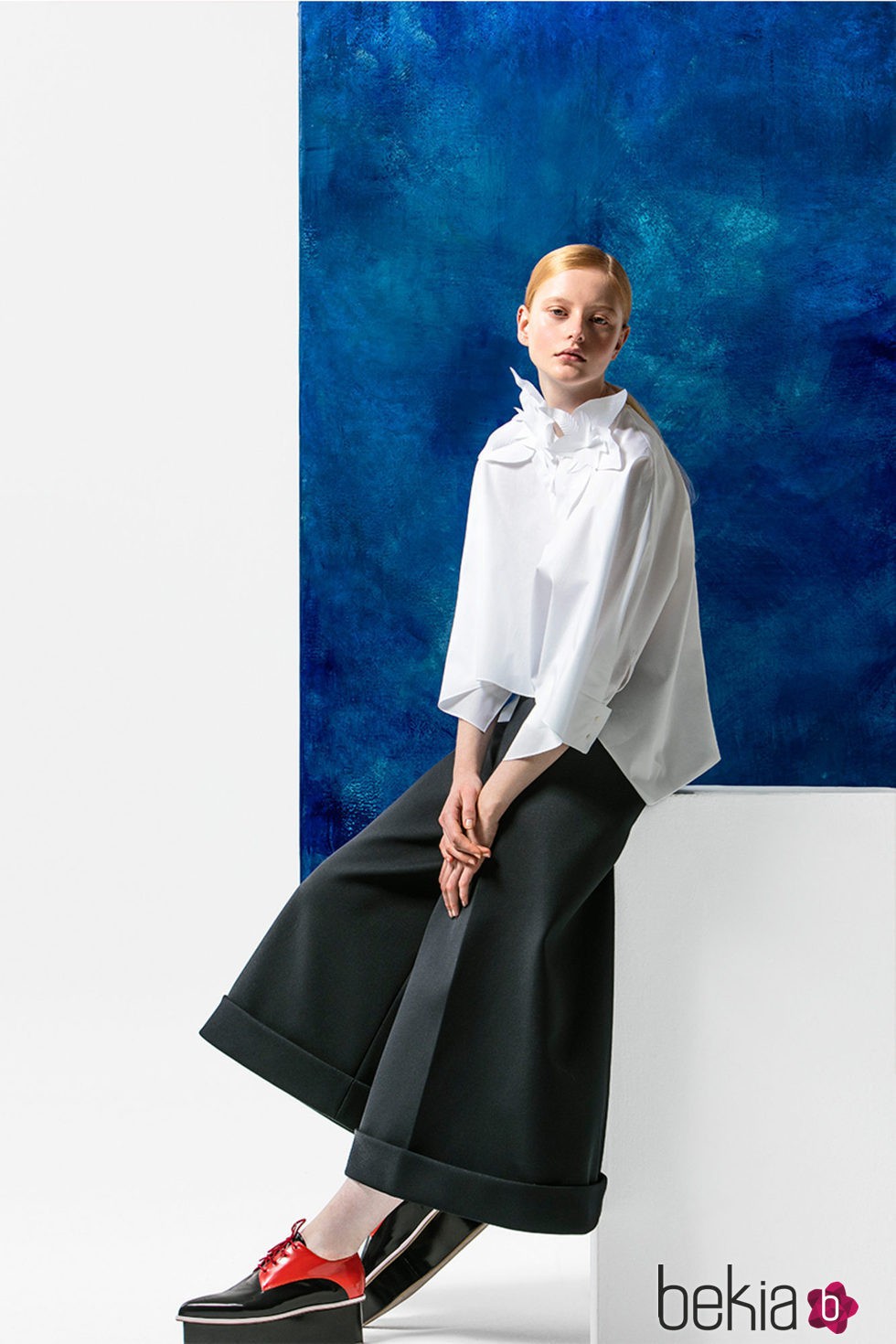 Blusa blanca con maxi flor y pantalones palazzo de corte midi para la temporada Pre-Fall 2016 de Del Pozo