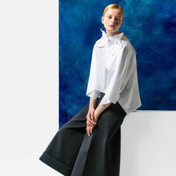 Blusa blanca con maxi flor y pantalones palazzo de corte midi para la temporada Pre-Fall 2016 de Del Pozo
