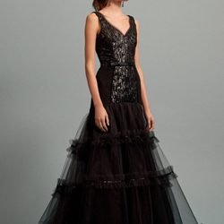 Vestido de gala negro con falda con capas de tul de la colección Pre-Fall 2016 de Oscar de la Renta