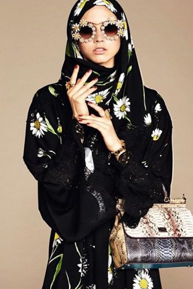 Túnica con estampado de margaritas de la colección 'Abaya' de Dolce & Gabbana