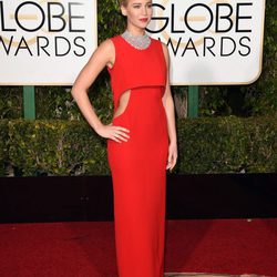 Jennifer Lawrence con vestido largo rojo con cortes laterales de Dior