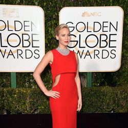 Jennifer Lawrence con vestido largo rojo con cortes laterales de Dior