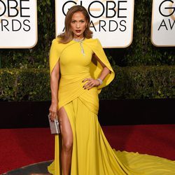 Jennifer Lopez con vestido de cola ancha en amarillo chillón de Giambattista Valli