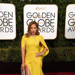 Jennifer Lopez con vestido de cola ancha en amarillo chillón de Giambattista Valli