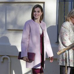 La Reina Letizia se deja seducir por el color rosa cuarzo