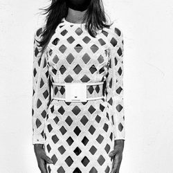 Naomi Campbell con vestido blanco largo ajustado de rejilla de Balmain para primavera/verano 2016
