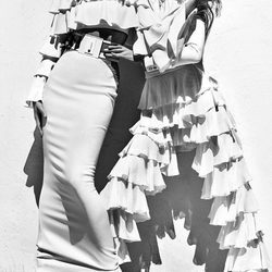 Cindy Crawford y Claudia Schiffer con conjuntos blancos con volantes de Balmain para primavera/verano 2016