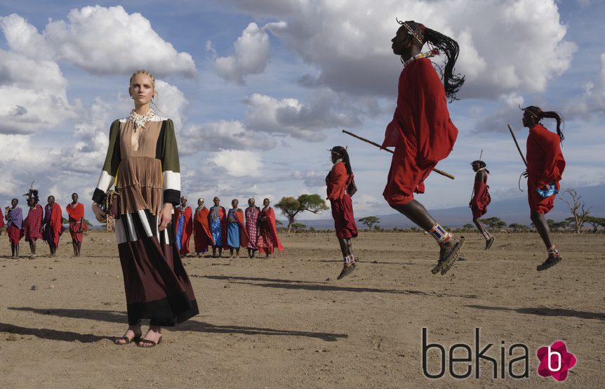 Vestido largo con superposición de capas y colores junto al pueblo Masai para Valentino
