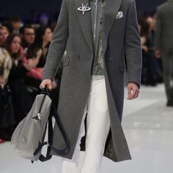Abrigo tres cuartos gris con broche metalizado y pantalones blancos para Versace