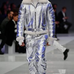 Conjunto de pantalón y abrigo gris metalizado y pelo blanco para Versace