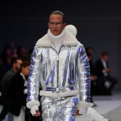 Conjunto de pantalón y abrigo gris metalizado y pelo blanco para Versace