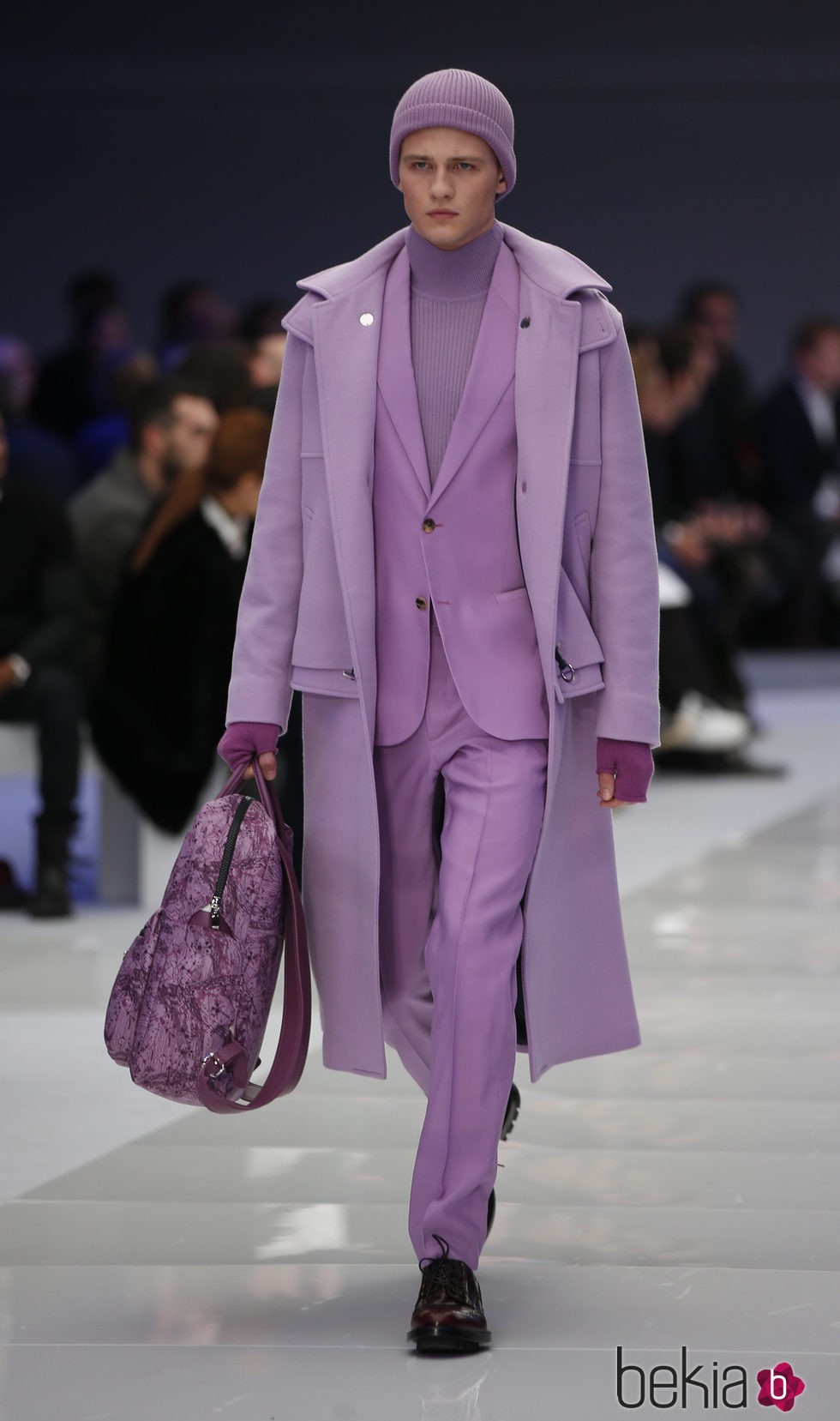 Conjunto en rosa con mochila estampada y gorro para Versace