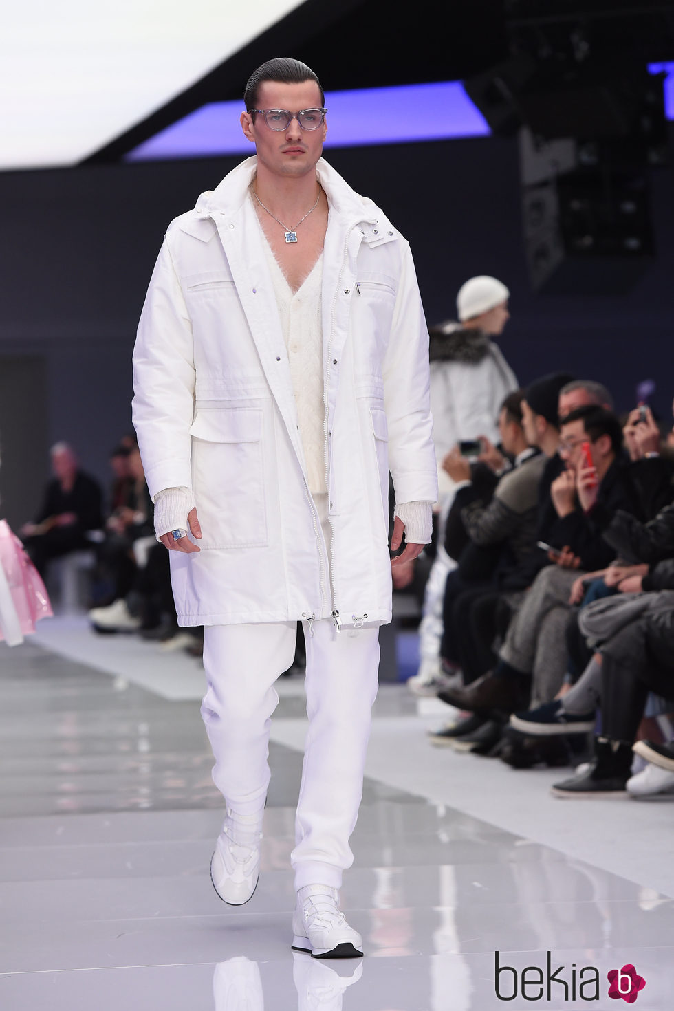 Look total white con abrigo, chaqueta de punto y deportivas para Versace
