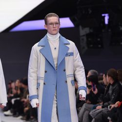 Maxi abrigo blanco con solapas y detalles azules con jersey cuello alto para Versace