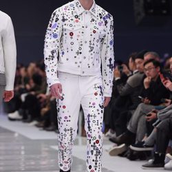 Look total white detalles metalizados en chaqueta y pantalon para Versace