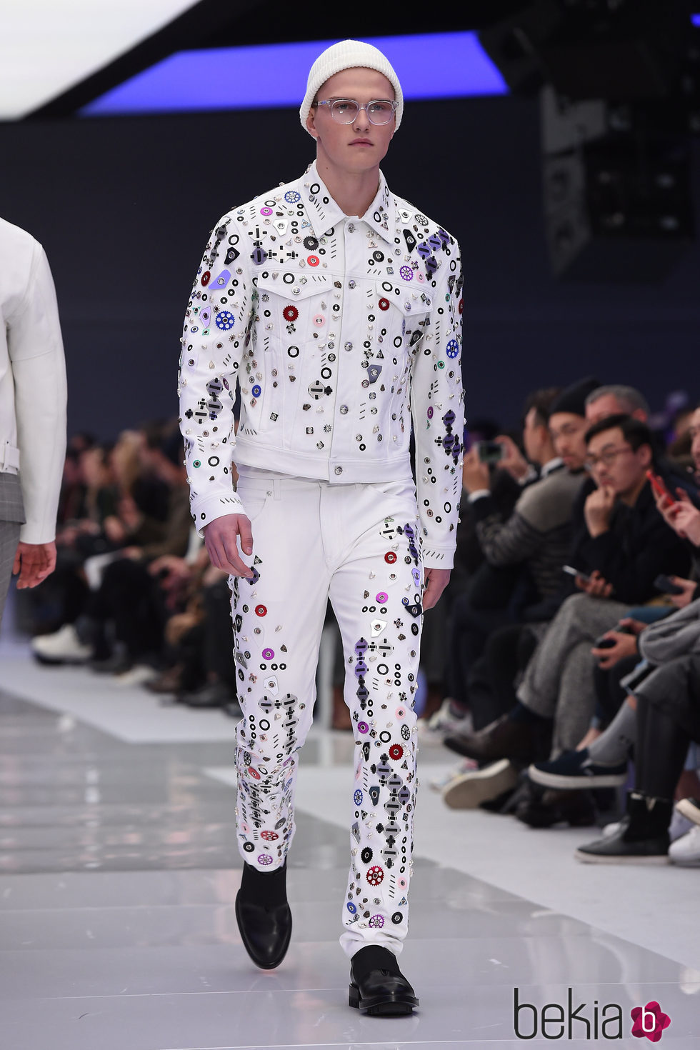 Look total white detalles metalizados en chaqueta y pantalon para Versace