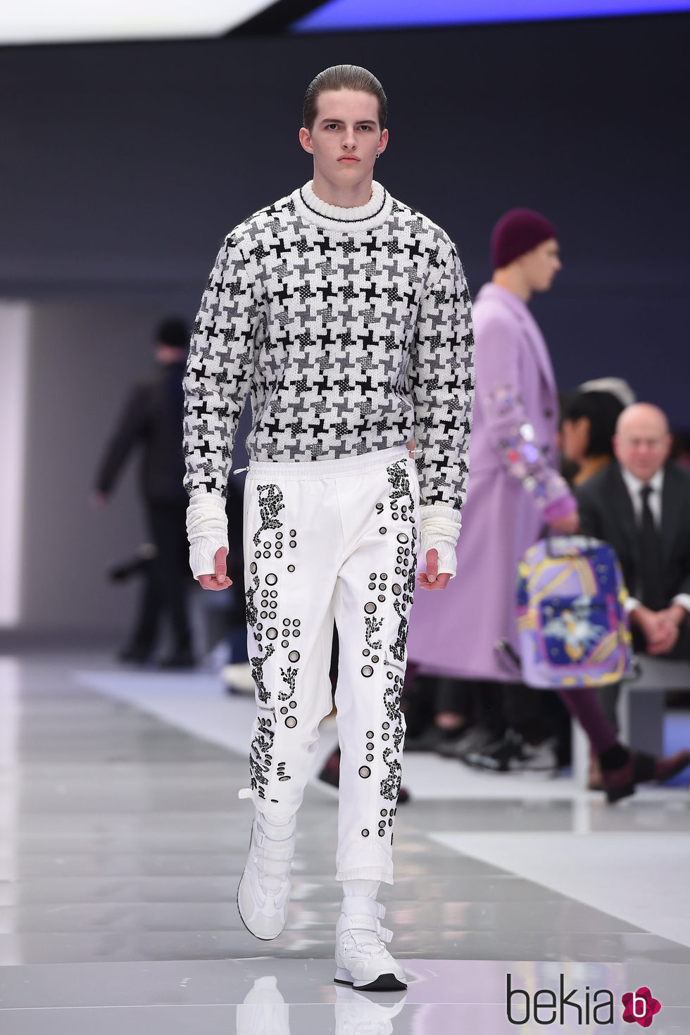 Jersey blanco con estampado geométrico y pantalones pesqueros para Versace