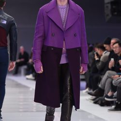 Maxi abrigo negro y morado con jersey de punto y pantalones de cuero  para Versace