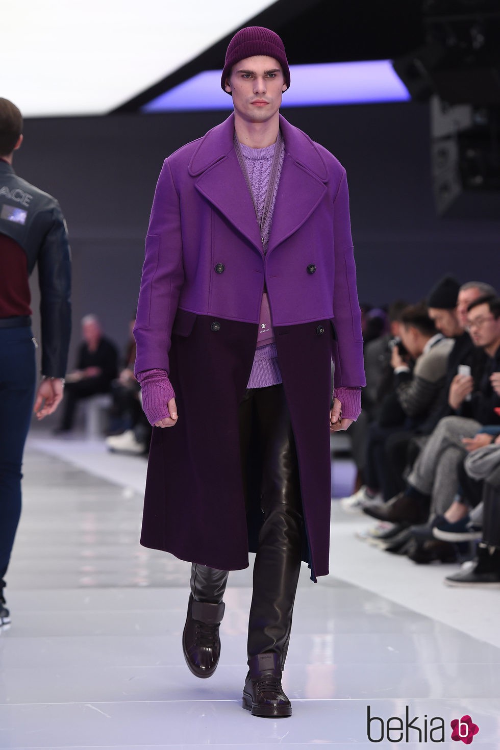 Maxi abrigo negro y morado con jersey de punto y pantalones de cuero  para Versace