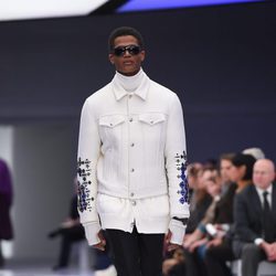 Look blanco y negro con chaqueta con detalles metalizados y pantalón recto para Versace