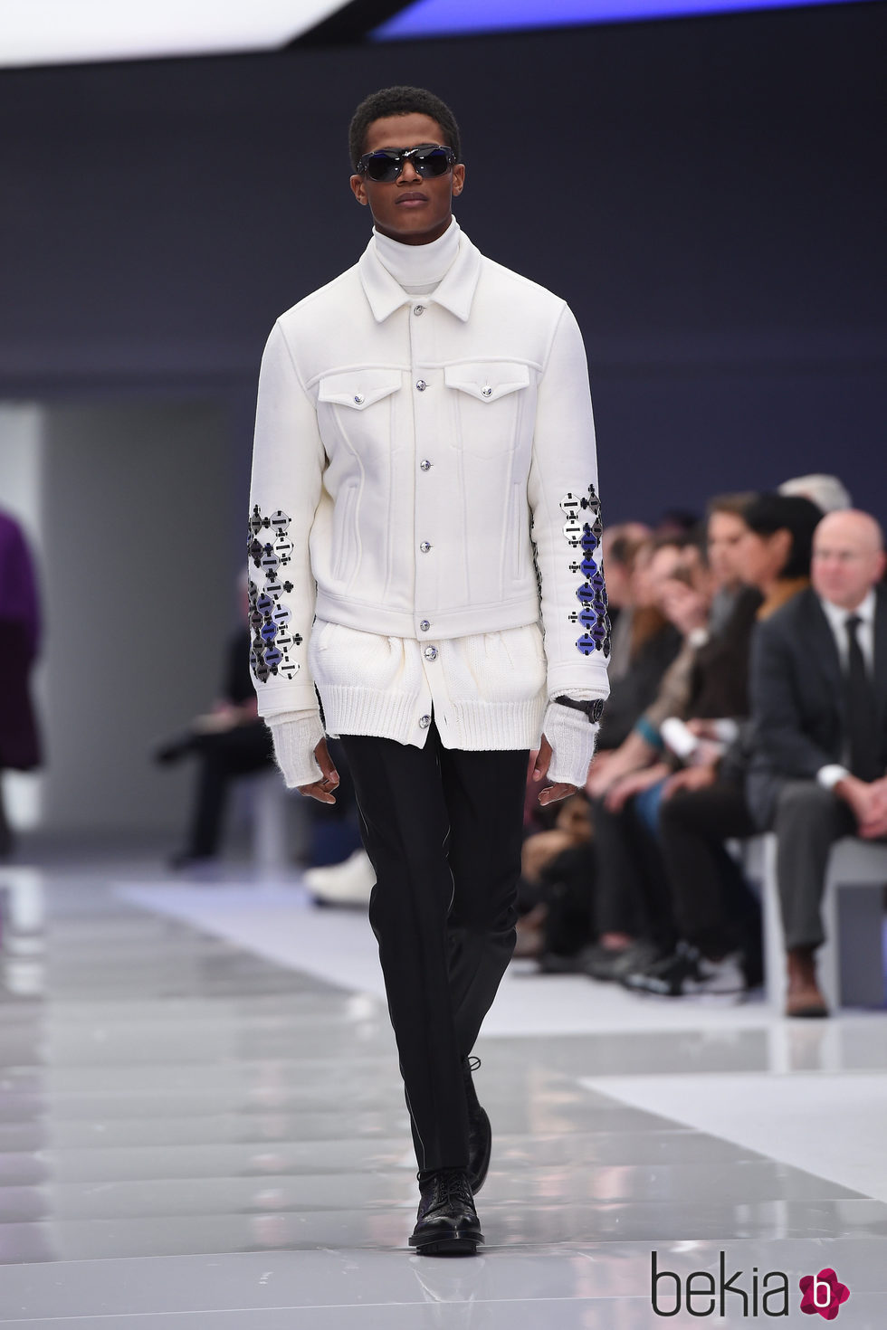 Look blanco y negro con chaqueta con detalles metalizados y pantalón recto para Versace