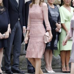 La Reina Letizia con vestido midi rosa palo de Felipe Varela