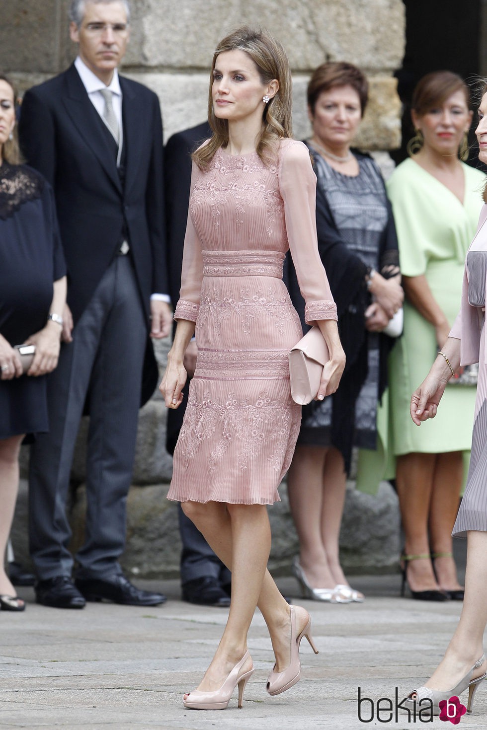 La Reina Letizia con vestido midi rosa palo de Felipe Varela