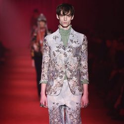 Traje sastre con estampado floral y camisa verde de cuello alto para Gucci