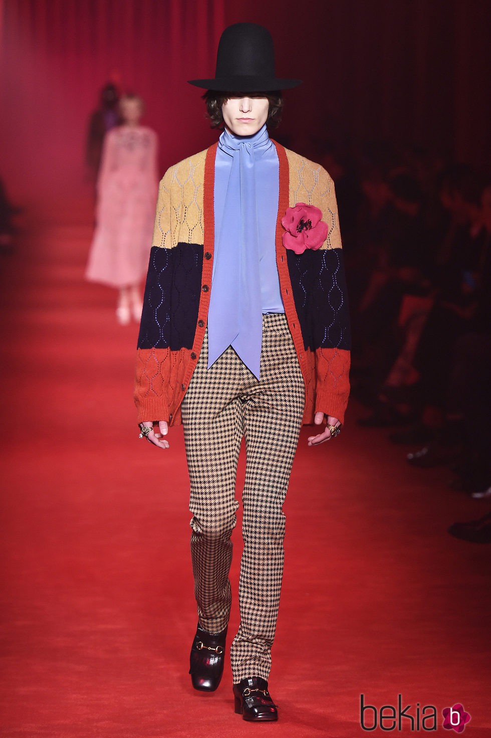 Chaqueta de lana en tres colores con detalle floral y pantalones de cuadros para Gucci