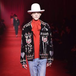 Chaqueta 'oversize' con detalles de lentejuelas y sombrero XXL estilo 'cowboy' para Gucci