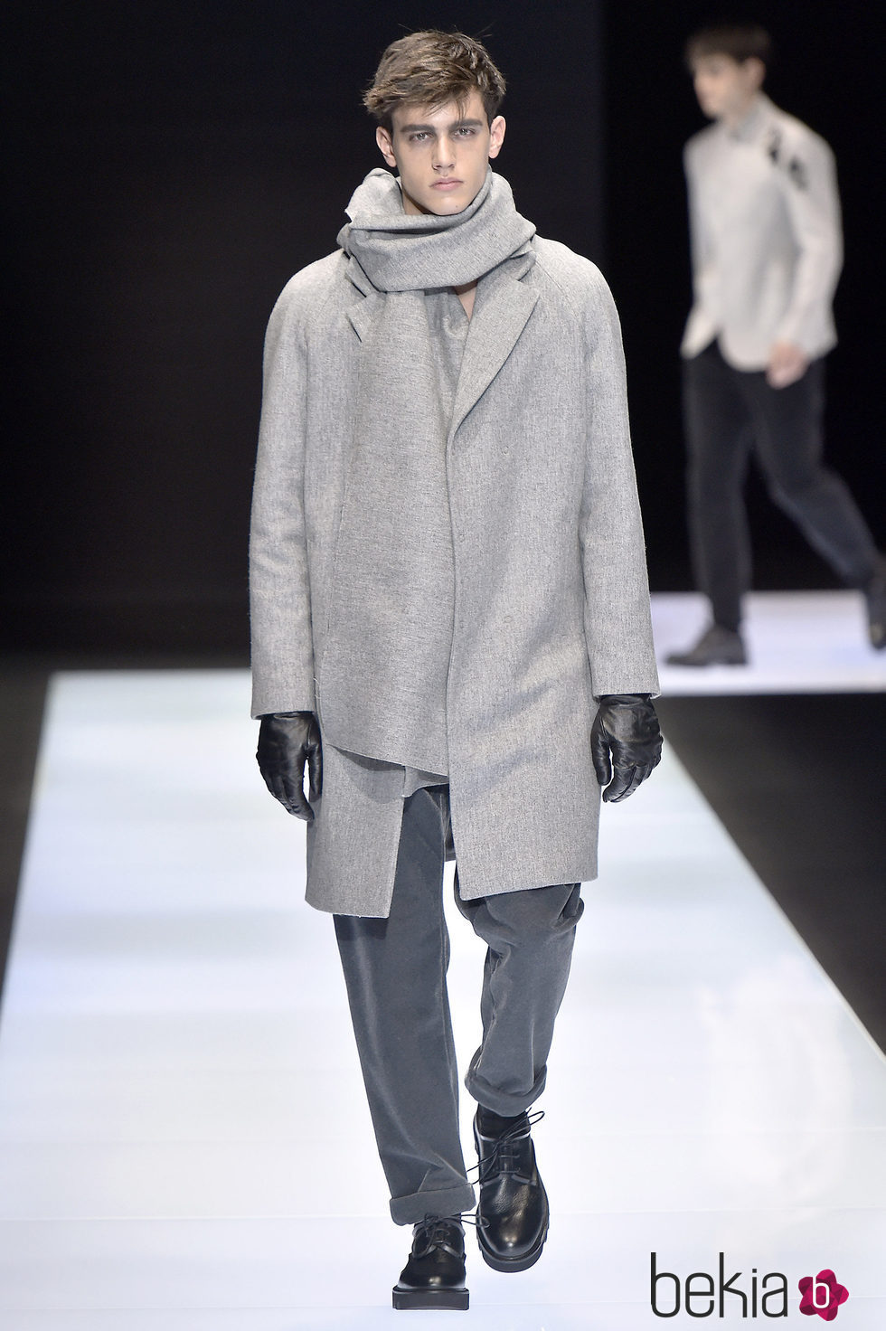 Maxi abrigo asimétrico en gris para Armani