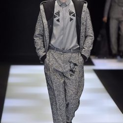 Conjunto gris con chaqueta y pantalón anchos y camiseta lisa para Armani