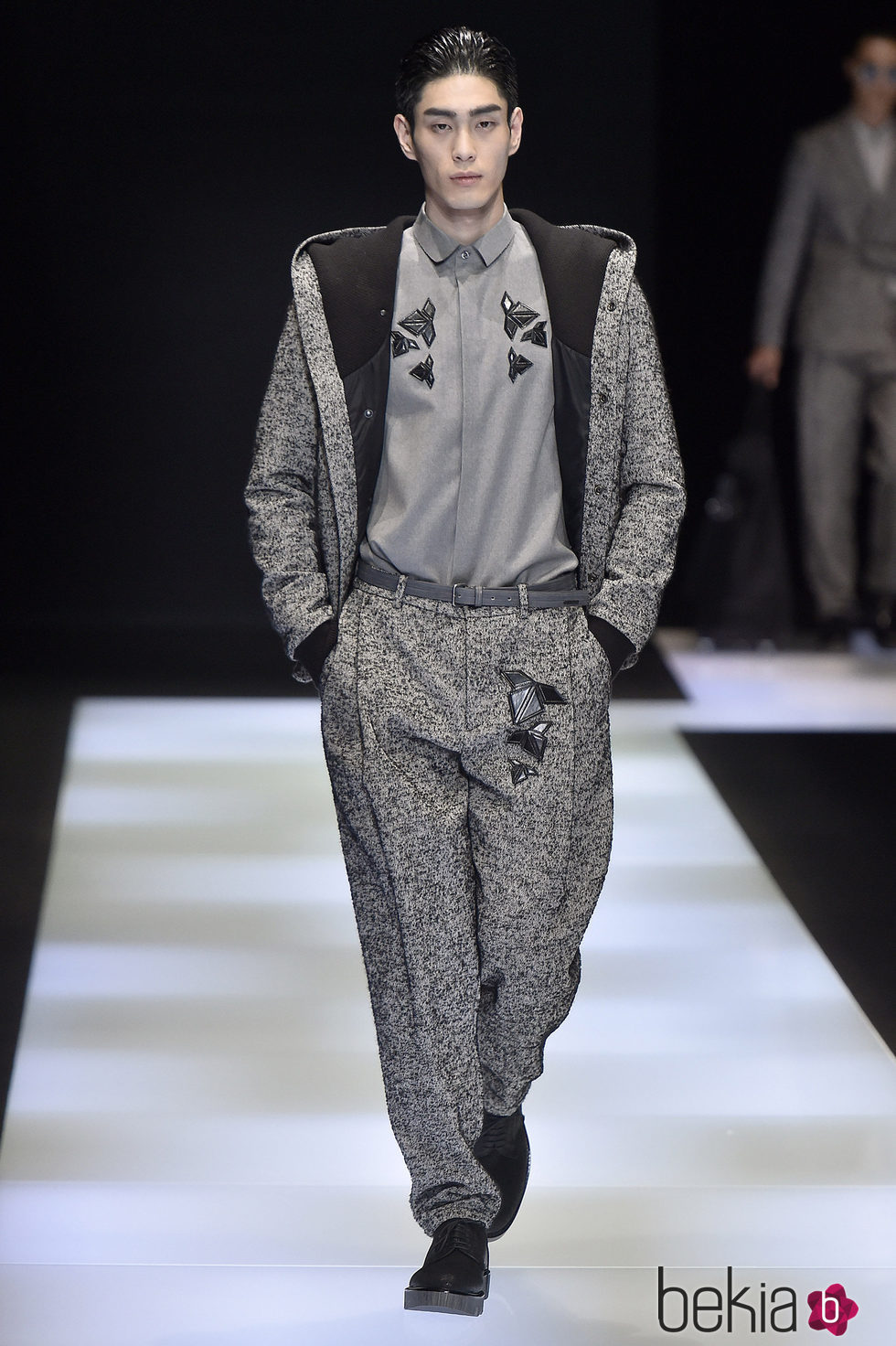 Conjunto gris con chaqueta y pantalón anchos y camiseta lisa para Armani